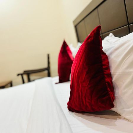 Hotel Hc Grand Nuova Delhi Esterno foto