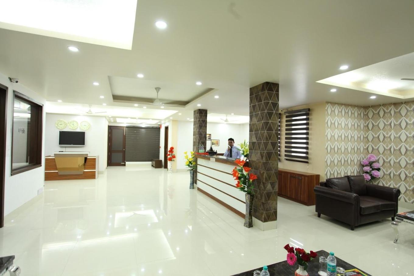 Hotel Hc Grand Nuova Delhi Esterno foto