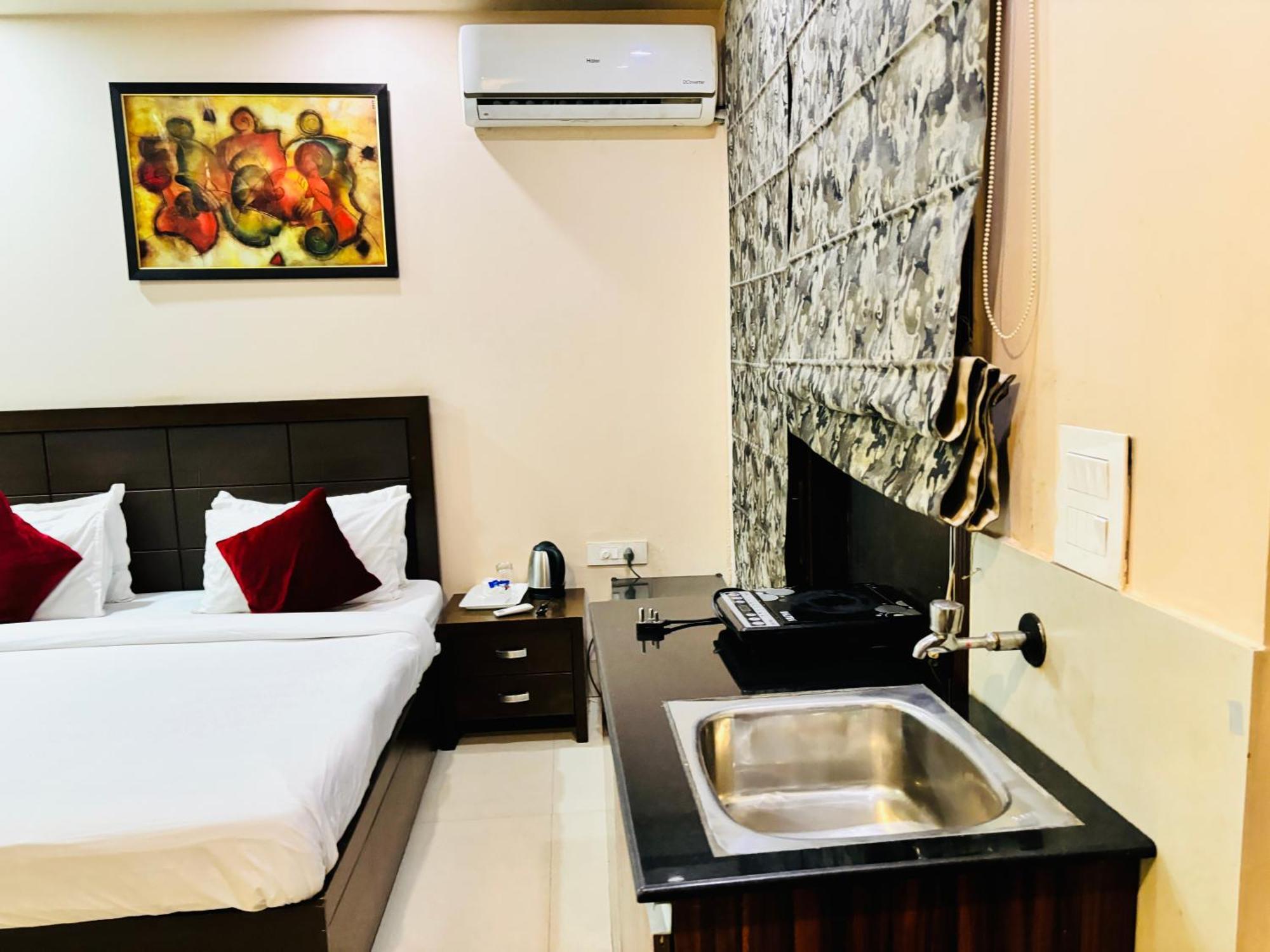 Hotel Hc Grand Nuova Delhi Esterno foto