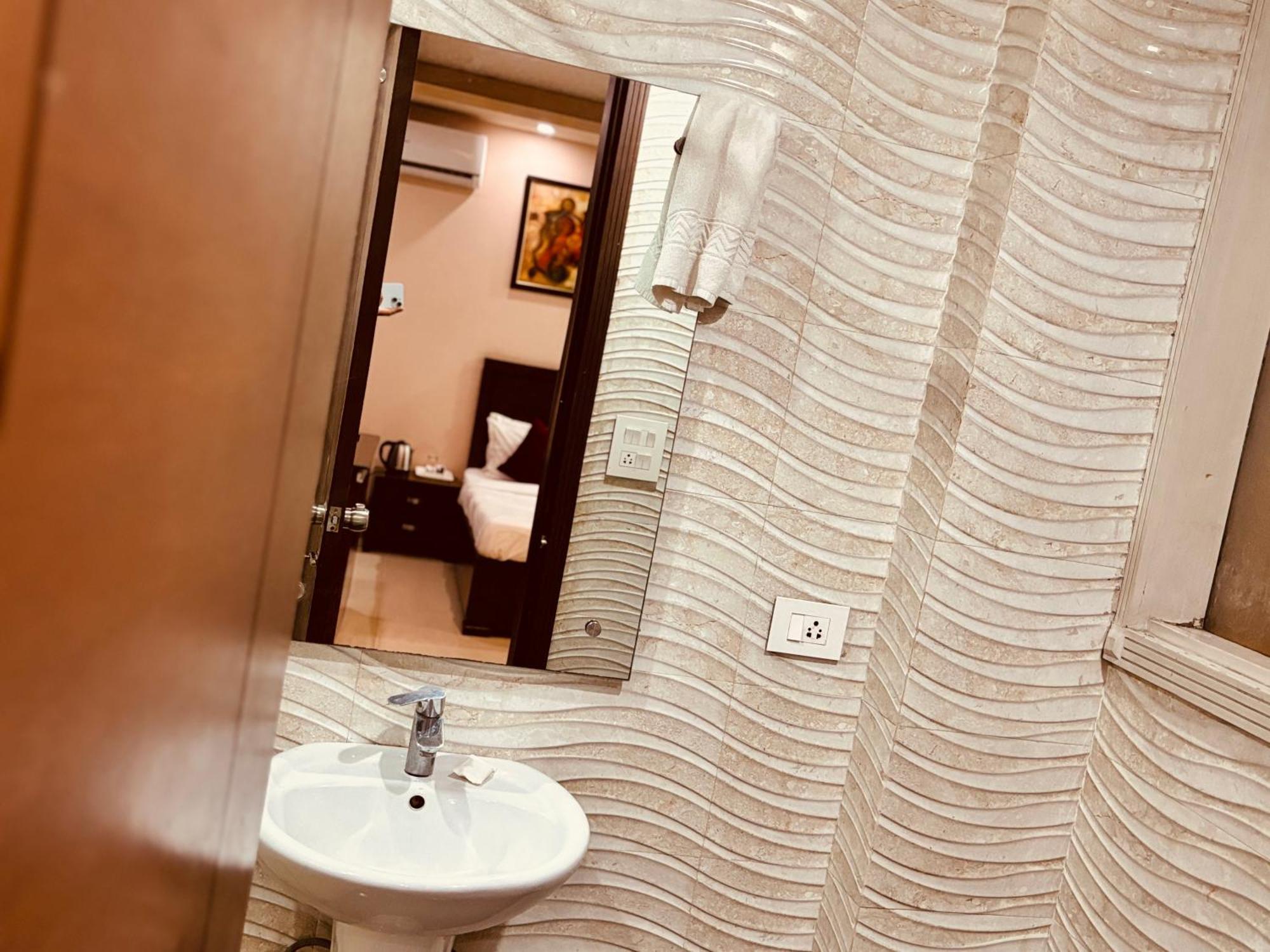 Hotel Hc Grand Nuova Delhi Esterno foto